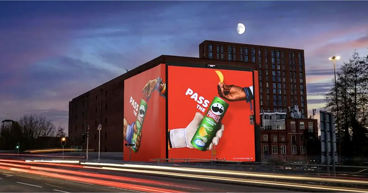 Pringles campaign on The Manchester Screen at dusk